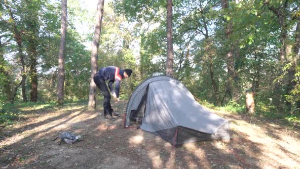 一个人正在收拾帐篷的时候 把帐篷里的帐篷的胸针取出来 一动不动地敞开着 — 图库视频影像