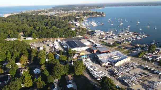 Vuelta Aérea Del Lago Muskegon Lago Michigan Movimiento Suave — Vídeo de stock