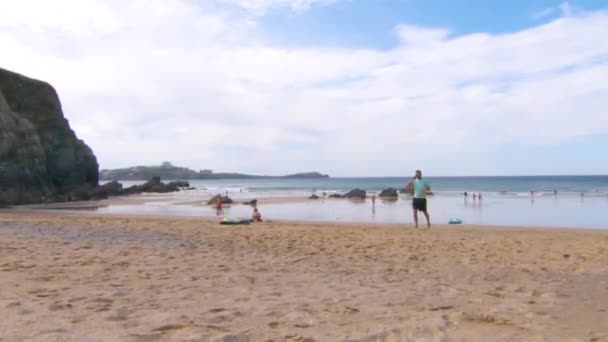 Time Lapse Uma Praia Cornwall Pessoas Nadando Caminhando Verão — Vídeo de Stock