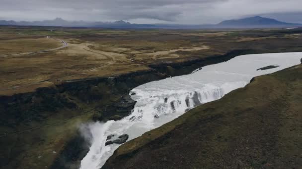 Drohnenaufnahmen Die Über Einen Fantastischen Wasserfall Der Kontinentalscheide Islands Fliegen — Stockvideo