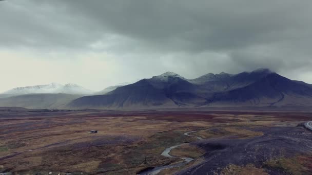 Drone Πτήση Πάνω Από Ποτάμι Προς Βουνό Στην Ισλανδία — Αρχείο Βίντεο
