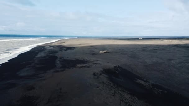 Wreckage Old Wooden Boat Black Sand Beach Iceland — Stock Video