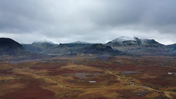 アイスランドの山脈に向かってツンドラ上空を飛行する劇的なドローン映像 — ストック動画