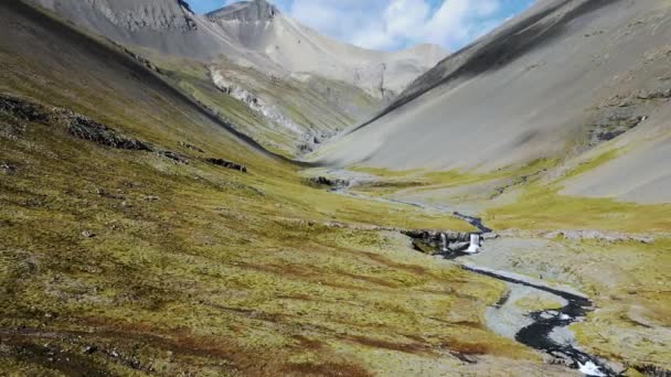 Vol Par Drone Travers Une Vallée Montagne Vers Une Cascade — Video