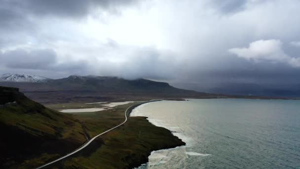 Drönarbilder Flyger Över Galen Väg Vid Havet — Stockvideo