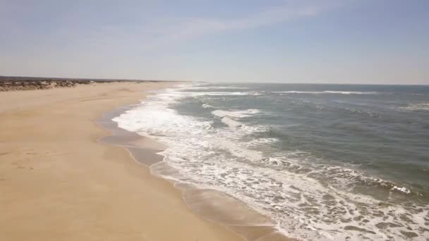 Oceaan Golven Zachtjes Verpletteren Een Geel Zandstrand Drone Vooruit Bewegen — Stockvideo