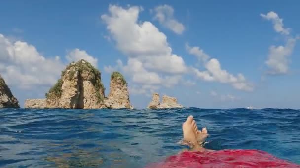 Perspectiva Personal Bajo Ángulo Piernas Pies Flotando Agua Mar Con — Vídeo de stock