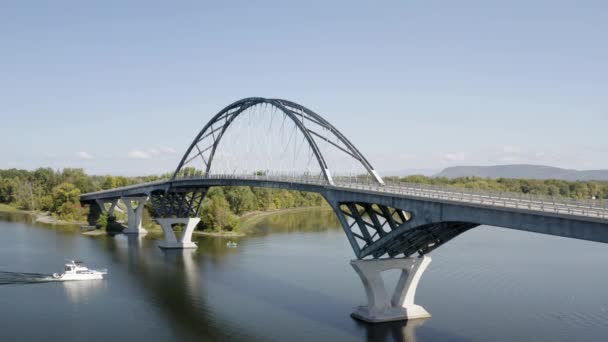 Aufnahme Der Lake Champlain Brücke New York Mit Einem Boot — Stockvideo