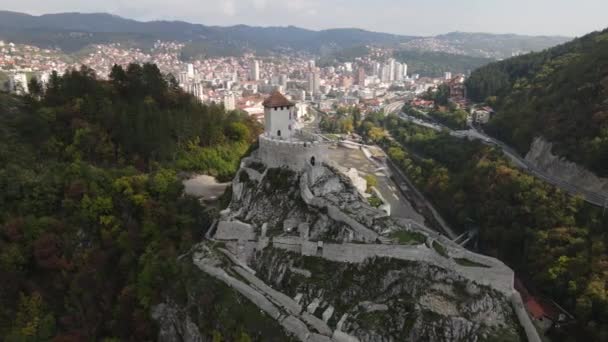 塞尔维亚乌齐斯市上方悬崖上的中世纪要塞和了望塔 无人机的地标和城市景观空中景观 — 图库视频影像