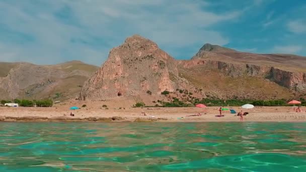 Гарячий Літній День Бая Санта Маргариті Навколишній Пейзаж Сицилії Людьми — стокове відео