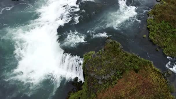 Basso Drone Filmato Che Sorvola Una Cascata Islanda — Video Stock