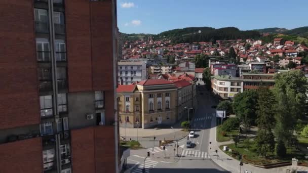 Uzice Servië Luchtfoto Stadhuis Binnenstad Zonnige Zomerdag Onthulling Drone Shot — Stockvideo