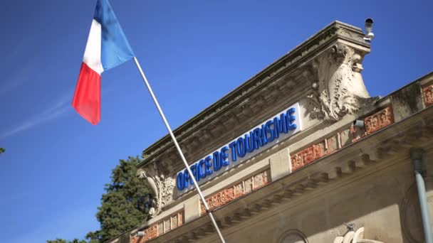 Turism Frankrike Kontor Tourisme Montpellier Södra Frankrike Fransk Flagga Viftar — Stockvideo