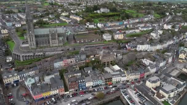 アイルランドのコブ市 秋のセントコールマン大聖堂 本物の家やウォーターフロントの空中ビュー ドローンショット — ストック動画