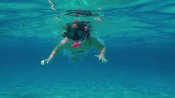 Roztomilé Dítě Dívka Zdraví Rukou Při Plavání Pod Vodou Šnorchlem — Stock video