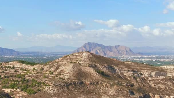 山を背景にした地中海砂漠の丘近くアルガルファ スペイン — ストック動画