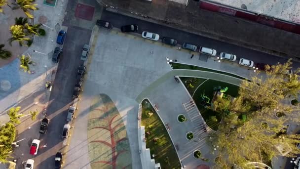 Zoom Een Stadsplein Bij Zonsondergang Mensen Lopen Auto Passeren — Stockvideo