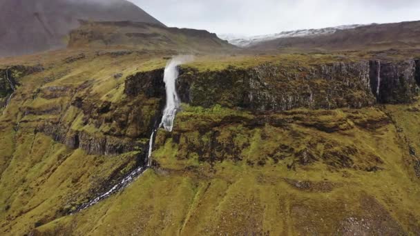 Vuelo Aviones Tripulados Hacia Cascada Soplada Por Viento Islandia — Vídeos de Stock