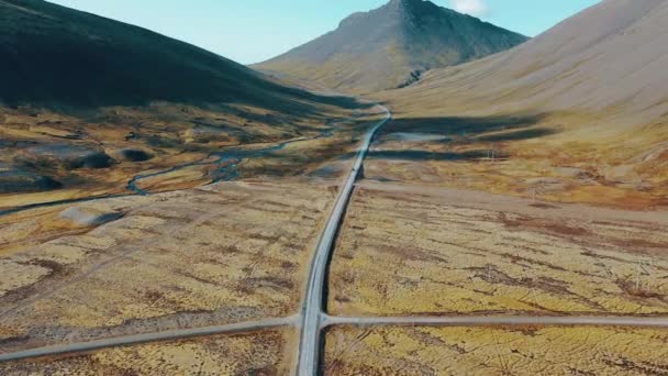 アイスランドの劇的な谷をドライブする車のドローン映像 — ストック動画