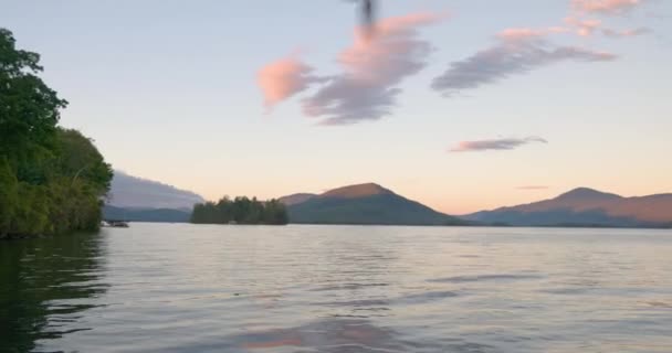 Panorámica Tiro Atardecer Sobre Lago George Nueva York Con Una — Vídeos de Stock