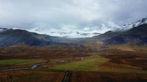 Vuelo Drones Sobre Río Hacia Picos Cubiertos Nieve — Vídeos de Stock