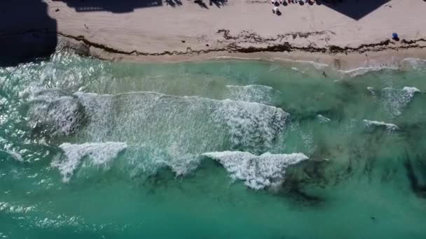 Drone Skott Vågor Kraschar Vid Stranden Karibiska Havet Vid Middagstid — Stockvideo