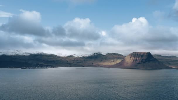 Rekaman Drone Atas Laut Melihat Pantai Islandia — Stok Video