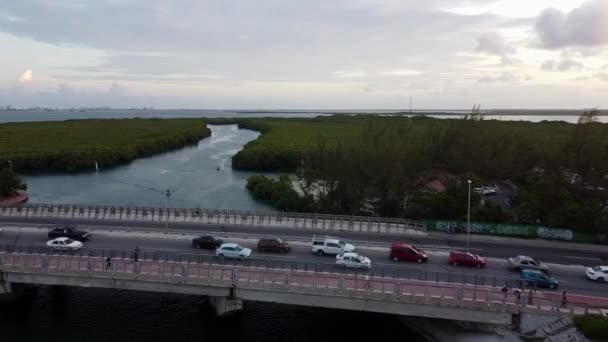 Nagyítás Egy Hídról Felett Aluljáró Lagúna Vezetés Közben Naplementekor — Stock videók