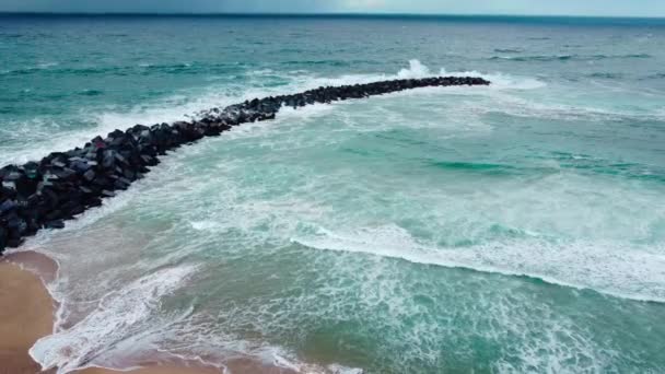 大きな波が岩だらけの海の堤防と衝突してサン セバスティアンの海岸保護 — ストック動画