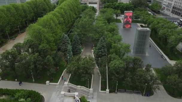 シカゴUsa ミレニアムパークとミシガン通りの建物の空中ビュー ドローンショットの確立の傾きを明らかに — ストック動画
