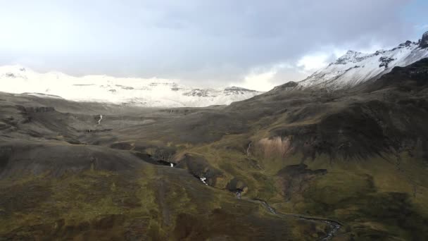 Vuelo Drones Montañas Cubiertas Nieve Con Río — Vídeo de stock