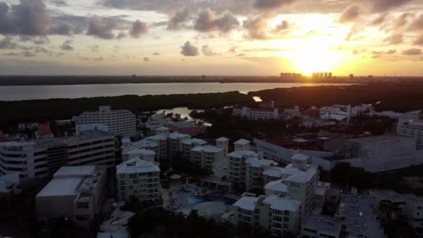 Dron Panning Shot Sunset Karaibach Cancun Meksyk — Wideo stockowe