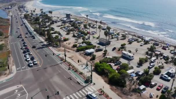 加州加的夫州海滩的全景航空图 无人机飞越射击 — 图库视频影像