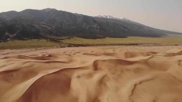 그랜드 샌드던 콜로라도 Drone Aerial View Golden Desert Landscape Hills — 비디오