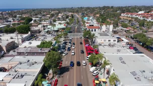 Drone Sköt Över Kuststaden Encinitas Kalifornien Byggnader Och Vägar — Stockvideo