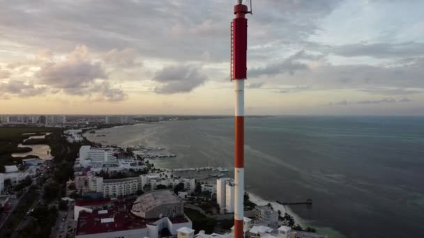 Tilt Shot Van Een Toren Het Caribisch Gebied Bij Zonsondergang — Stockvideo