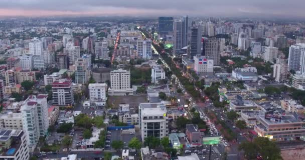 Dominik Cumhuriyeti Alacakaranlıkta Santo Domingo Şehrinin Hava Panoramik Manzarası — Stok video