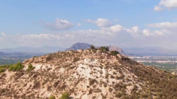 Drone Volando Sobre Colina Mediterránea Para Revelar Montaña Española Sierra — Vídeos de Stock