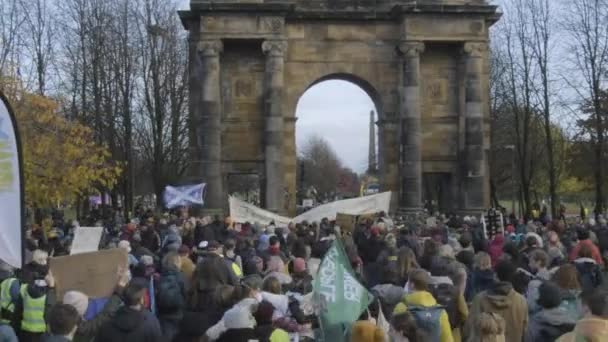 Över 250000 Människor Marscherar Protest Från Kelvingrove Park Till Glasgow — Stockvideo