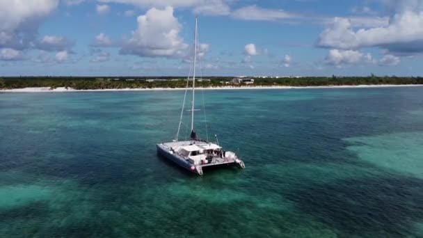 Drone Zoom Out Shot Catamaran Caribbean Sea Midday — Vídeos de Stock