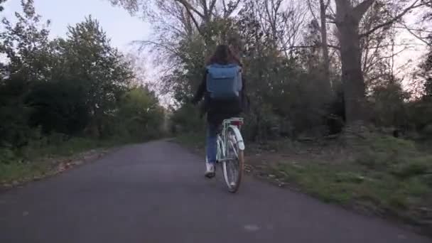 Close Basso Seguire Colpo Ragazza Bicicletta Lungo Sentiero Tranquillo Autunno — Video Stock