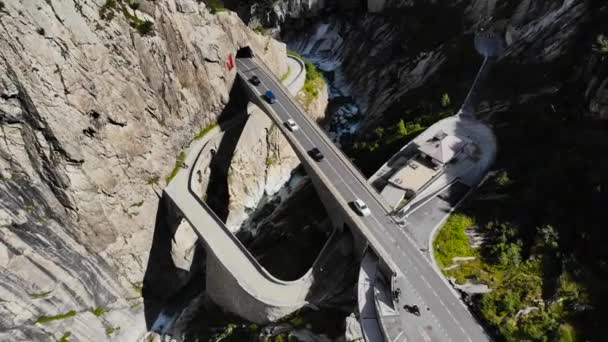 Luftaufnahme Teufelsbrücke Und Straße Flug Über Eine Alpenstraße — Stockvideo