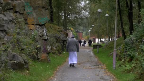 Göteborg Sveç Banliyölerinde Yürüyen Yaşlı Bir Adam Uzaktan Geçen Sayıda — Stok video