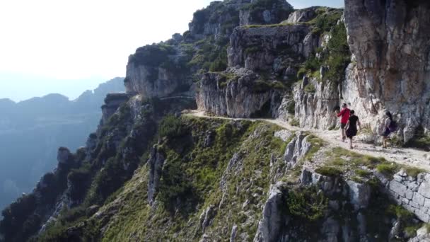 Escursione Famiglia Una Montagna Con Scogliera Rocciosa Durante Estate Aerea — Video Stock