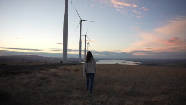 Modelo Caminando Por Debajo Molinos Viento Atardecer Cámara Lenta — Vídeos de Stock