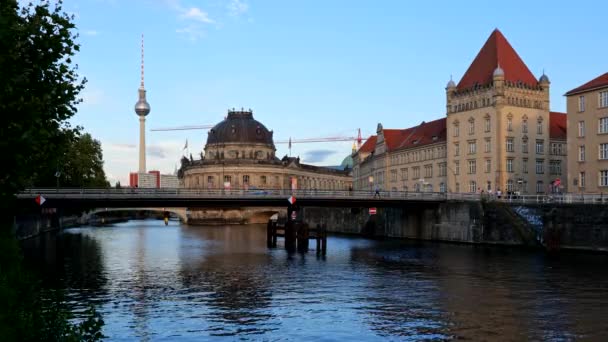 Ciudad Berlín Atardecer Alemania Horizonte Río Spree Con Museo Bode — Vídeos de Stock