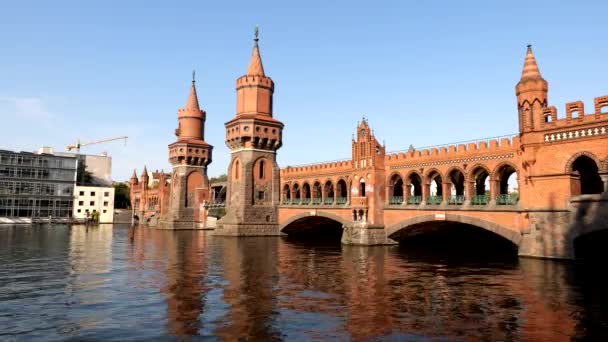 Most Oberbaum Oberbaumbrucke Nad Rzeką Szprewą Zachodzie Słońca Berlinie Niemcy — Wideo stockowe