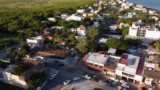 Drone Panning Shot Beach Town Στη Μεξικανική Καραϊβική Στο Sunset — Αρχείο Βίντεο
