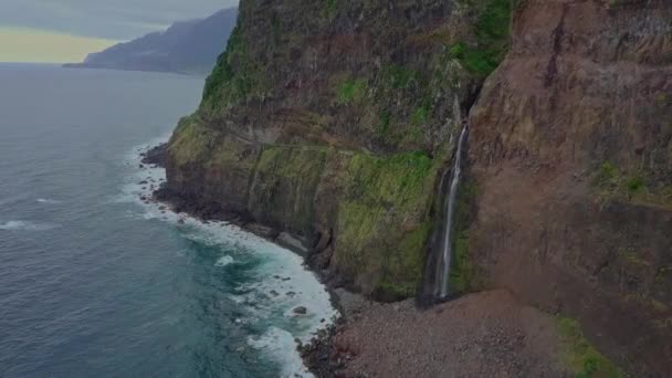 Hermosa Vista Aérea Cascada Que Fluye Océano Desde Ladera Montaña — Vídeos de Stock