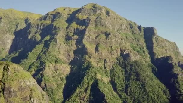 Szeroka Panorama Powietrza Przez Zieloną Pokrytą Górę Maderze Portugalia — Wideo stockowe